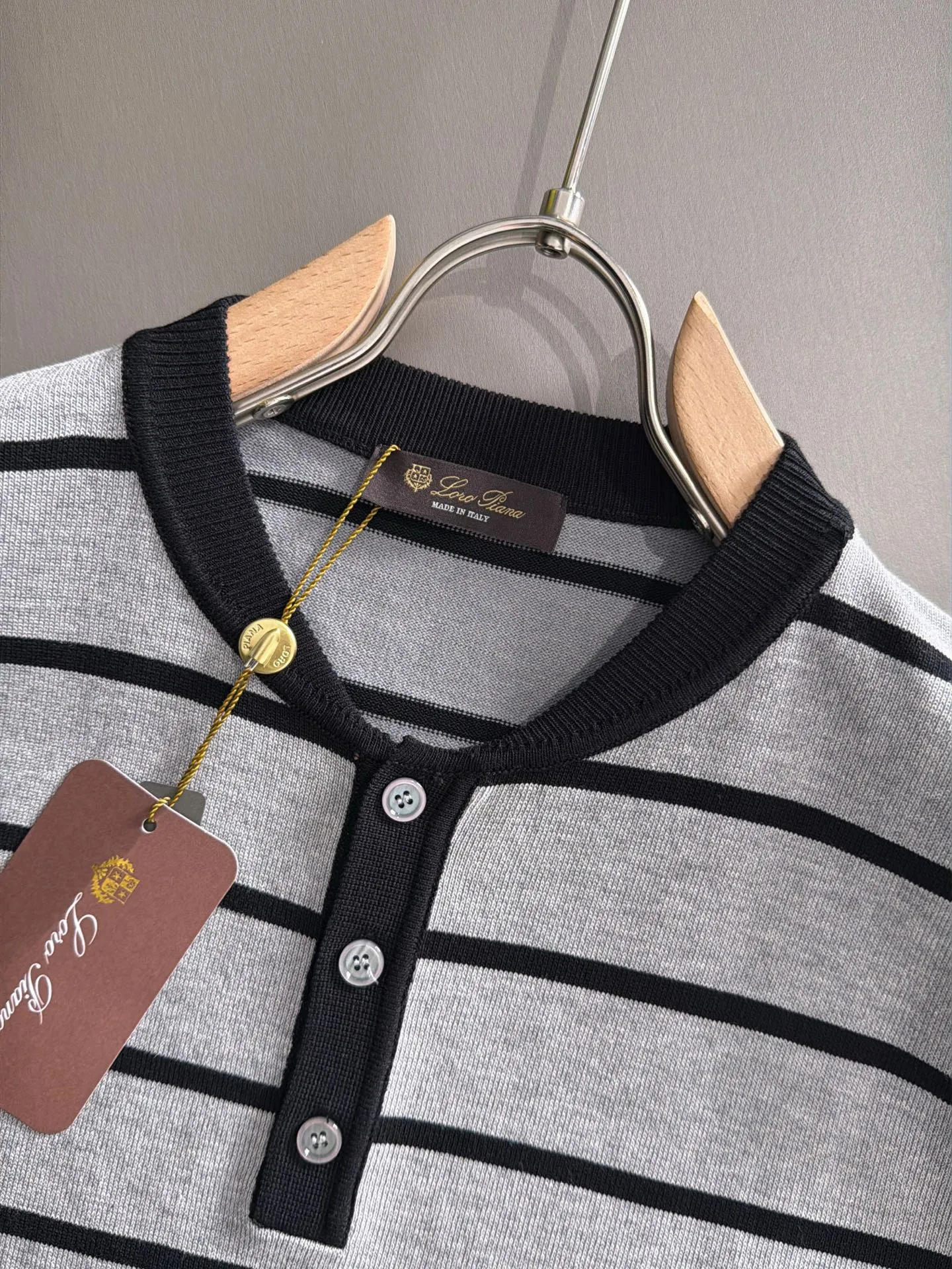 LP high quality Loro Piana 26ss New Arrival men's short-sleeved knitted T-shirt. Made of combed cotton yarn knitted cotton fabric, no pressure when entering and exiting the counter. Exclusive control of raw materials. It feels substantial when weighed, and the upper body is more textured than ordinary T-shirts. This texture can handle the weather easily and is suitable for both hot and cold! Loose fit design, looks noble. The only correct version is available Size: M to 4XL